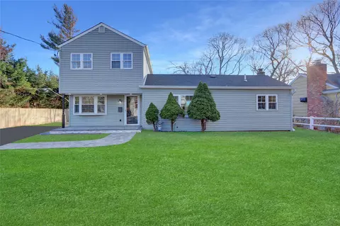 2 W Elm St, Islip, NY 11751