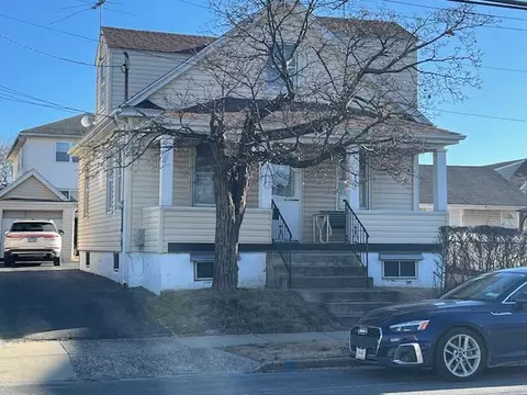 6 3rd Ave, North Hempstead, NY 11040