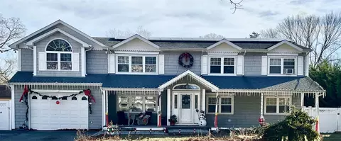 52 Newton Blvd, Lake Ronkonkoma, NY 11779