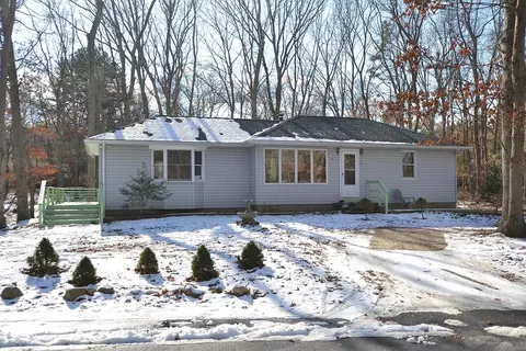 10 Middlethon Ave, Manorville, NY 11949