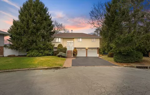 16 Inwood Pl, Melville, NY 11747