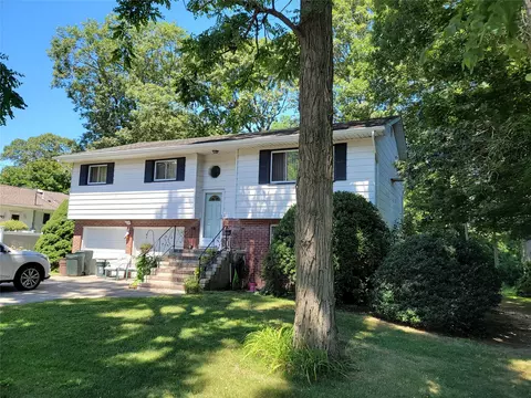 39 Wolfhollow Rd, Centereach, NY 11720