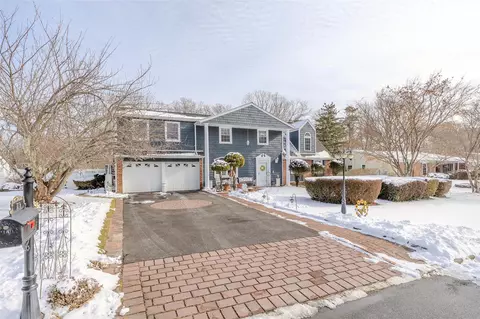 19 Birchfield Ct, Coram, NY 11727