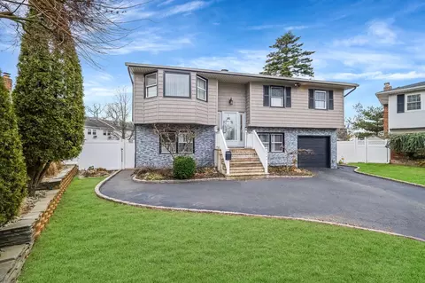 2586 Castle Ct, North Bellmore, NY 11710