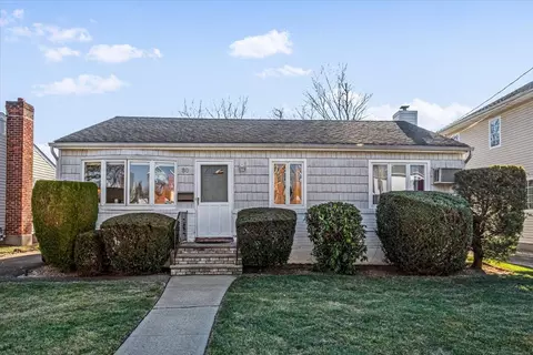 80 5th St, North Hempstead, NY 11040
