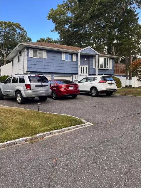 82 W 7th St, Ronkonkoma, NY 11779