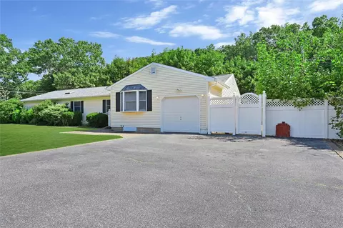 75 Bellwood Ave, Centereach, NY 11720