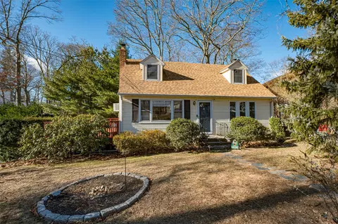 34 Aster Rd, Rocky Point, NY 11778
