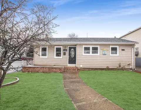 15 1st Pl, North Hempstead, NY 11040