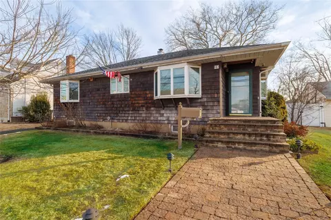 161 Roosevelt Ave, Freeport, NY 11520