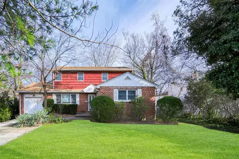 11 Devonshire Ln, North Hempstead, NY 11023