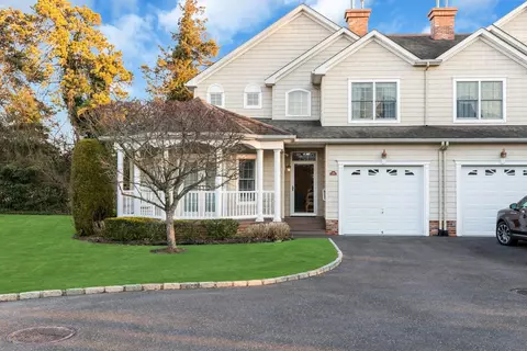 29 Daniels Way, Bay Shore, NY 11706