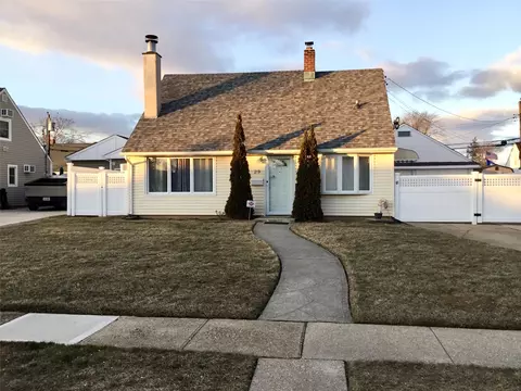 29 Spring Ln, Levittown, NY 11756