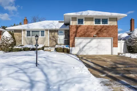 42 Parkway Dr, Syosset, NY 11791