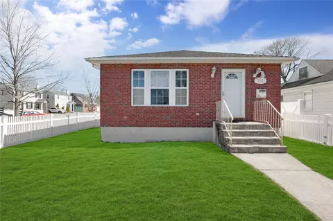 102 Pierson Ave, Hempstead, NY 11550