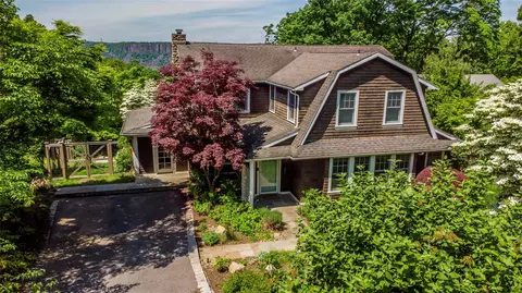 17 Circle Dr, Greenburgh, NY 10706