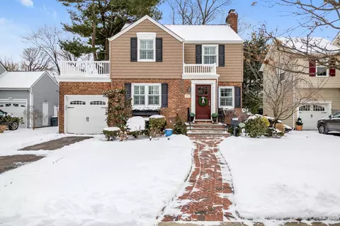 88 Hart St, Lynbrook, NY 11563