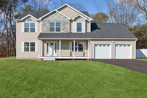 9 Coleen Ct, Centereach, NY 11720