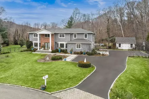 9 Flower Hill Ct, Huntington, NY 11743