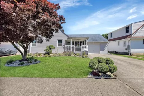 89 Toronto Ave, Massapequa, NY 11758