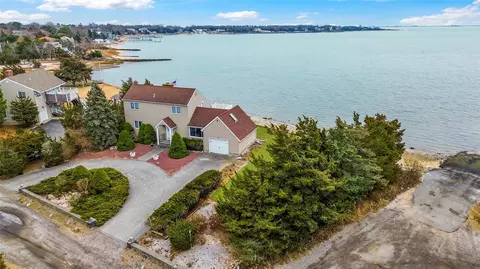 17 Washington Dr, Hampton Bays, NY 11946