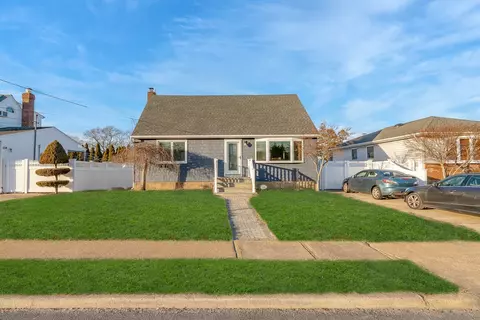 121 Rhode Island Ave, Massapequa, NY 11758