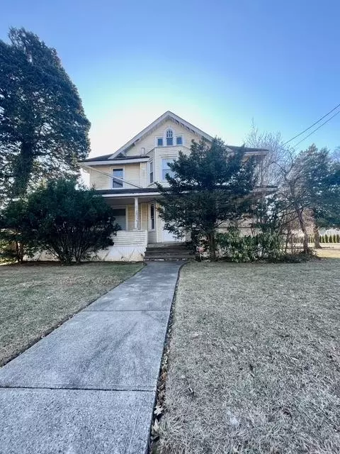 142 Willow St, North Hempstead, NY 11577