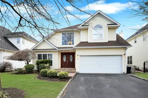 26 Honeysuckle Ct, Melville, NY 11747
