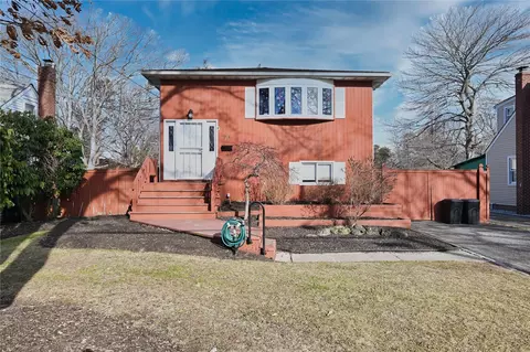 23 E Lakeland St, Bay Shore, NY 11706