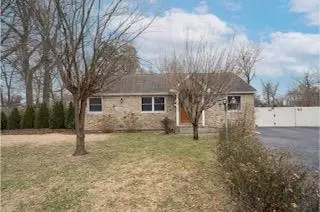 10 Muncey Rd, Bay Shore, NY 11706