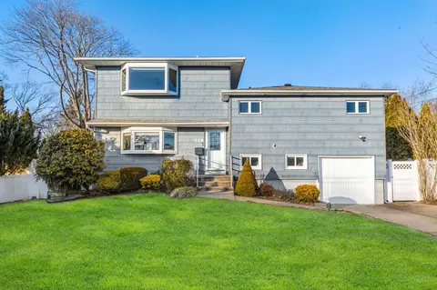 128 John St, Massapequa, NY 11758