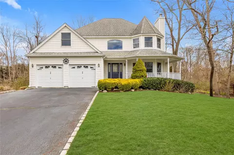 26 Seacove Ln, Riverhead, NY 11947