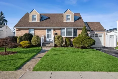 24 Crown St, Hicksville, NY 11801