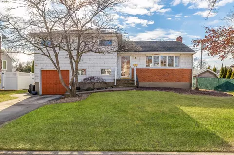 117 Charles St, Massapequa, NY 11758