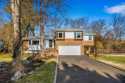 35 Wood Valley Ln, North Hempstead, NY 11050