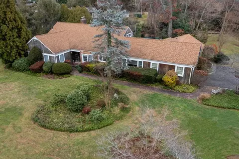 7 Kings Dr, North Hempstead, NY 11568