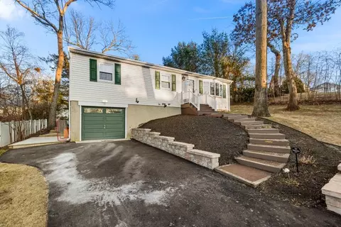 13 Chestnut St, Nesconset, NY 11767