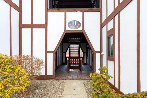 11 Skyline Dr #16, Fishkill, NY 12524