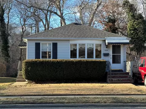 1066 Lakeshore Dr, Massapequa Park, NY 11762