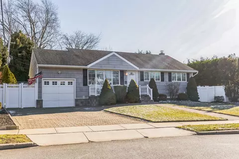 5 Haven Ln, Old Bethpage, NY 11804