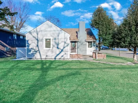 29 Garfield Pl, North Hempstead, NY 11577