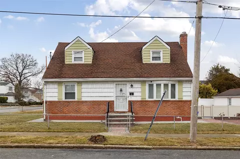 1 Spring Garden St, Valley Stream, NY 11580