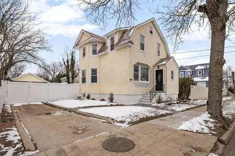 72 Atlantic Ave, Freeport, NY 11520