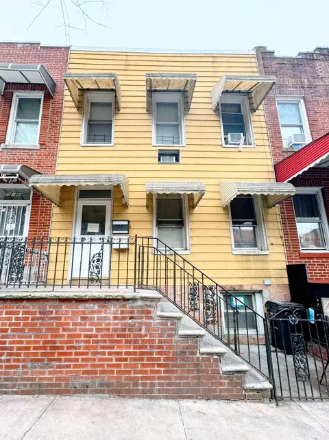 2540 32nd St, New York, NY 11102