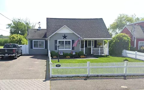 329 Foster Ave, Sayville, NY 11782