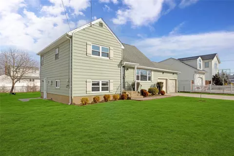 133 Roosevelt Pl, Massapequa, NY 11758