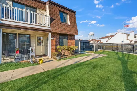 1 W Cambridge Dr #1, Copiague, NY 11726