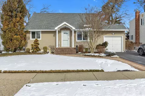 229 N Kings Ave, Massapequa, NY 11758