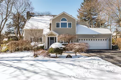 45 Holly Ln, North Hempstead, NY 11577
