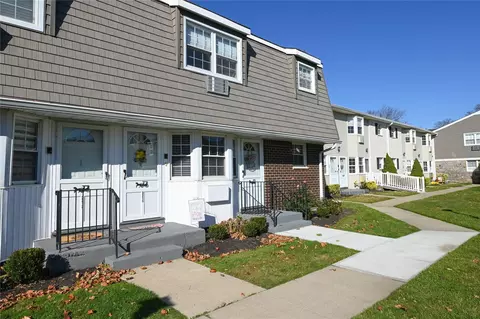 32 Wilshire Ln #15, Oakdale, NY 11769